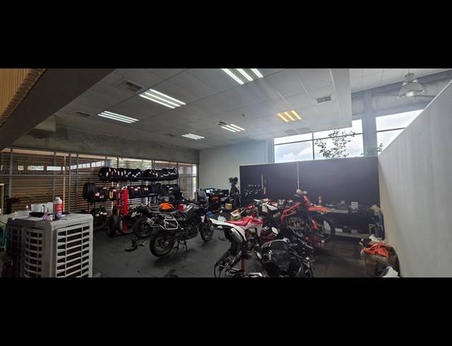1,360M² SHOWROOM TO LET IN RIVERSIDE PARK
